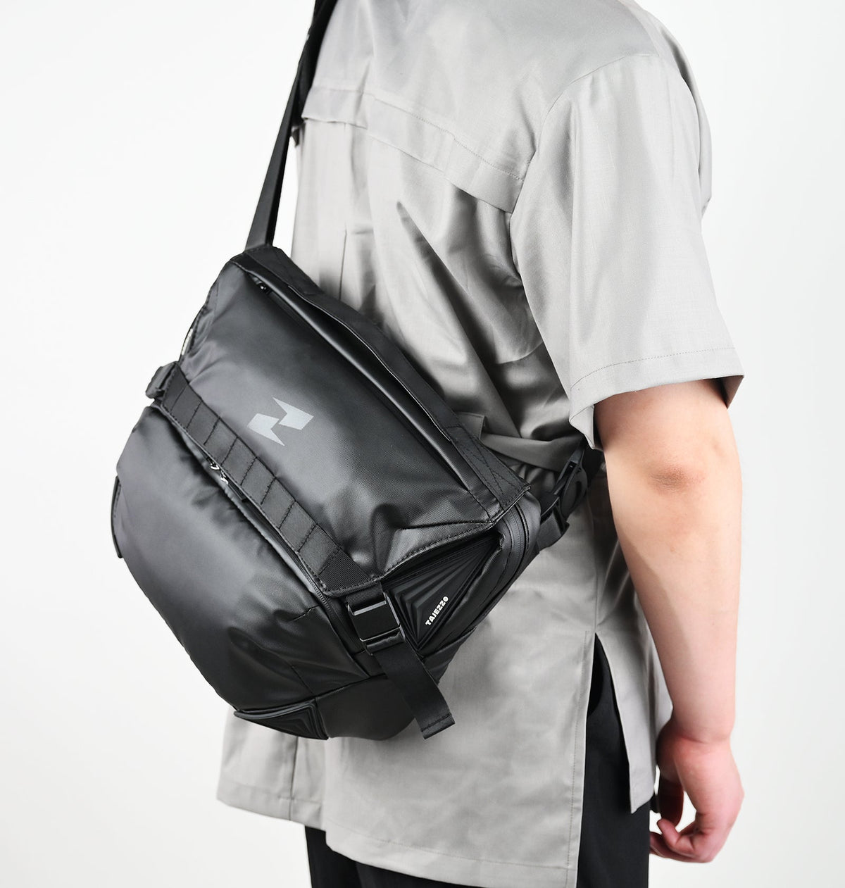 TAJEZZO N6 Messenger Bag - 6.5L, Black